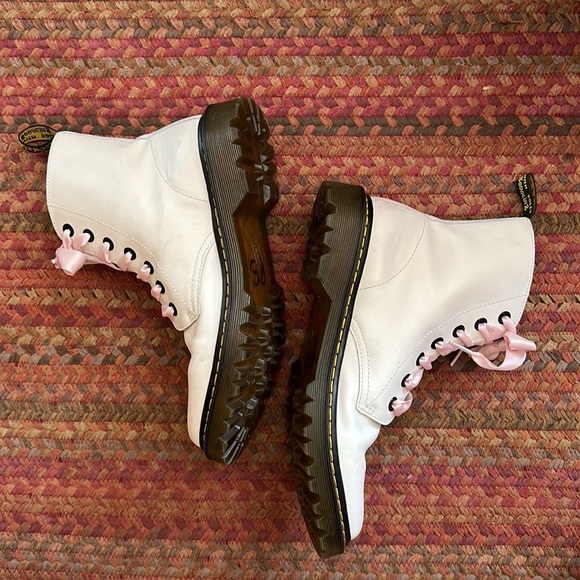 WHITE DR MARTEN AIR WAIR LUANA BOOTS W BALLERINA PINK LACE SHOE LACE - Picture 3 of 7